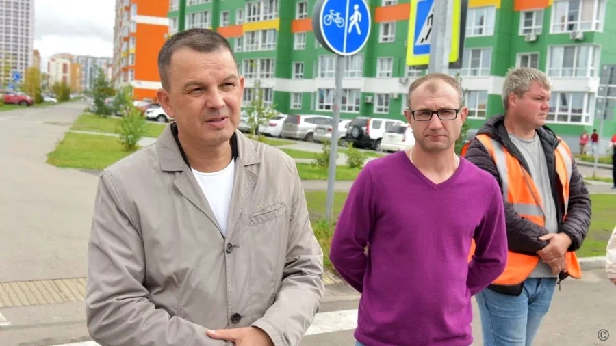 Выездное совещание на новом участке построенной автомобильной дороги на улице Багряная.