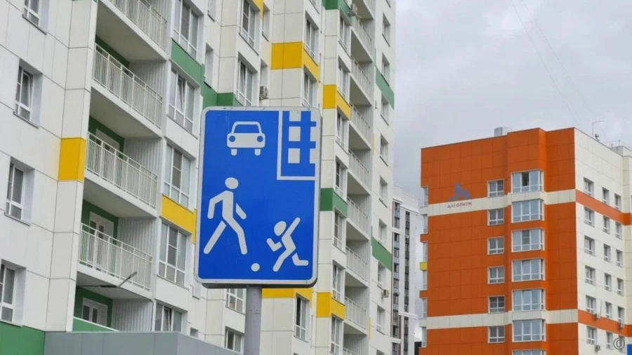 Выездное совещание на новом участке построенной автомобильной дороги на улице Багряная.