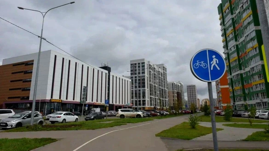 Выездное совещание на новом участке построенной автомобильной дороги на улице Багряная.