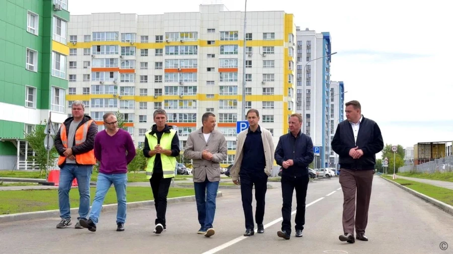 Выездное совещание на новом участке построенной автомобильной дороги на улице Багряная.