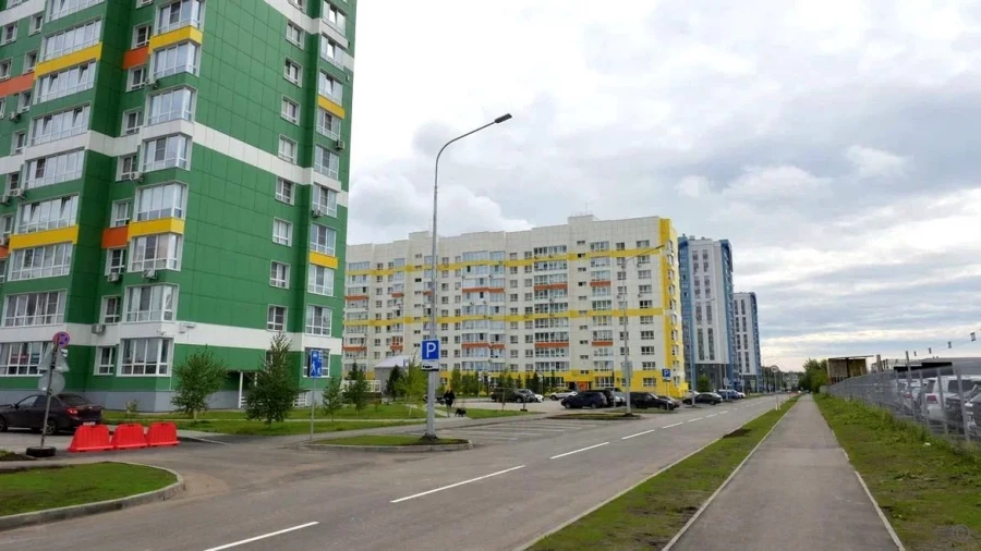 Выездное совещание на новом участке построенной автомобильной дороги на улице Багряная.