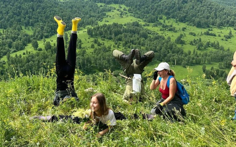 Сбор трав в эко-хозяйстве Марии Самариной. 