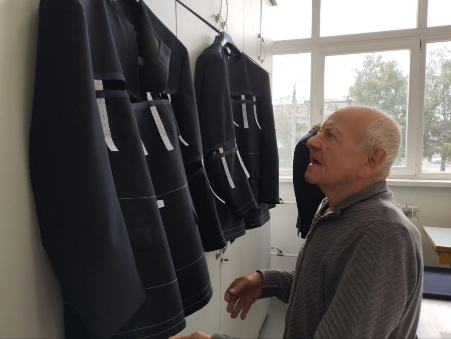 Портной Иконников. Легкая промышленность. Шитье