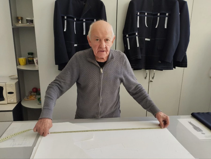 Портной Иконников. Легкая промышленность. Шитье