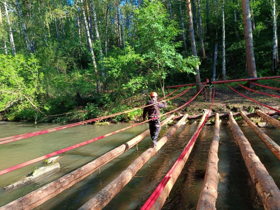 Переправа по бревну