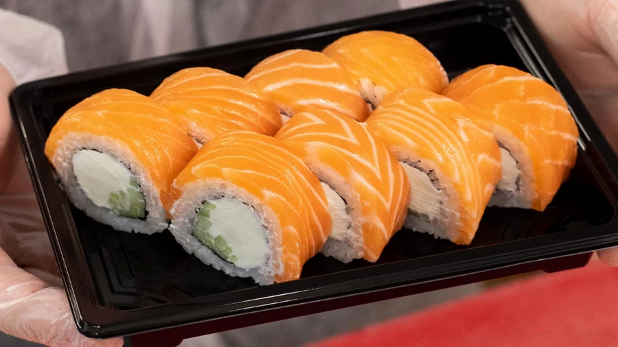 Фирменный ролл «Филадельфия»: много лосося, натуральный творожный сыр и минимум риса.