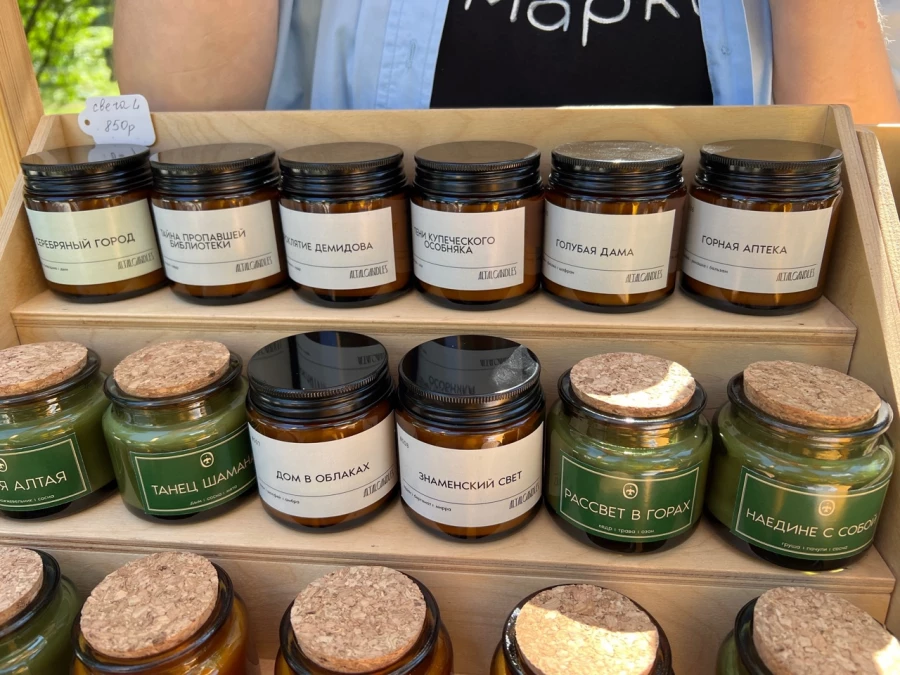 Жительница Барнаула создала коллекцию свечей с запахом истории Горного города.