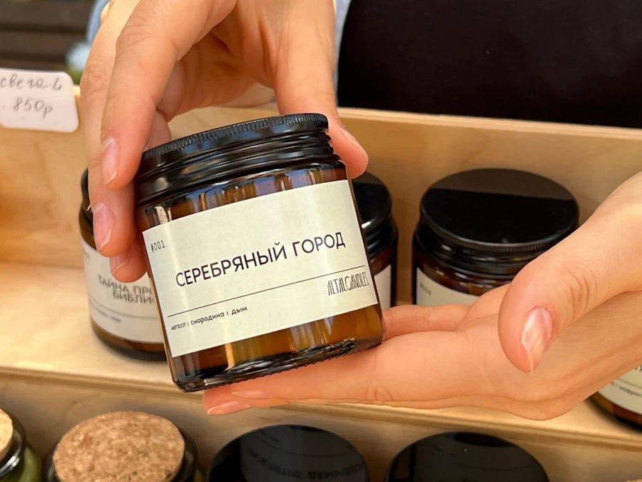 Жительница Барнаула создала коллекцию свечей с запахом истории Горного города.