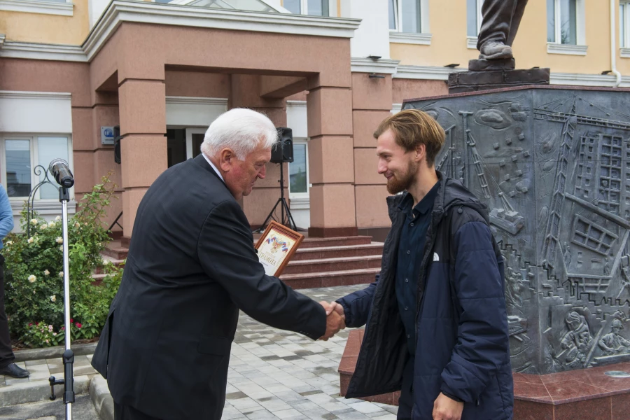 Торжественное открытие памятника строителям Алтая.