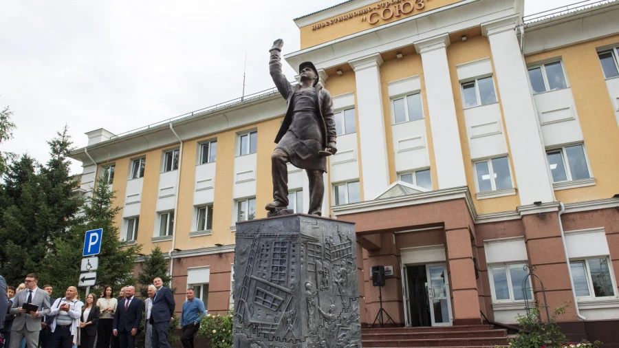 Торжественное открытие памятника строителям Алтая.