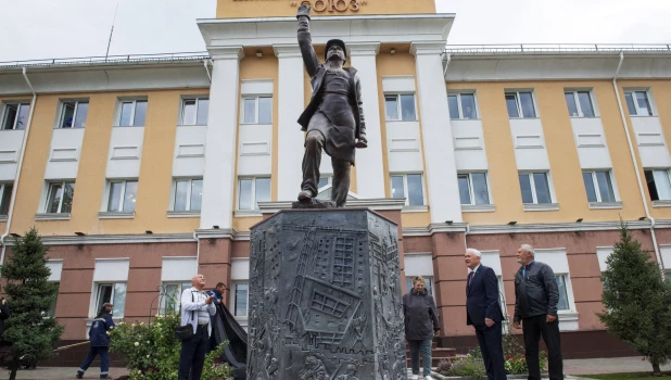 Торжественное открытие памятника строителям Алтая.