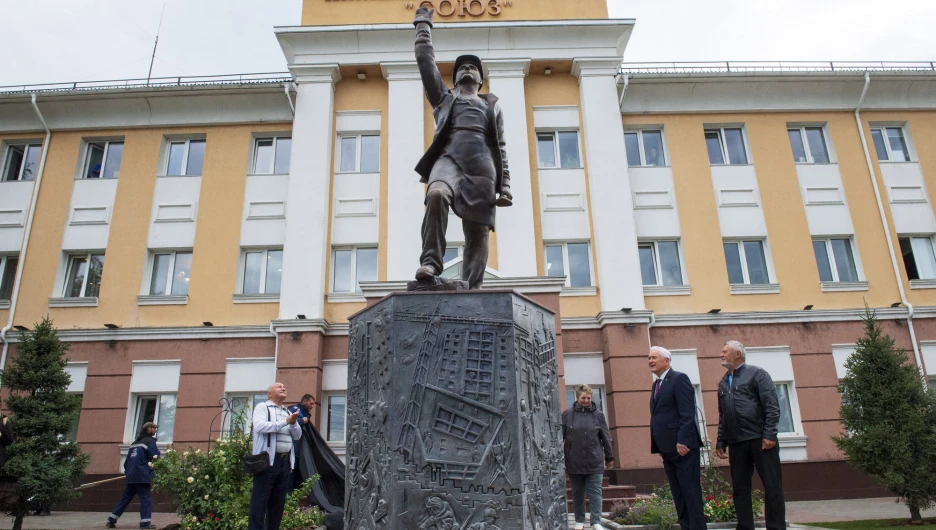 Торжественное открытие памятника строителям Алтая.