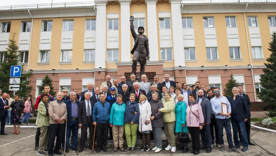 Торжественное открытие памятника строителям Алтая.