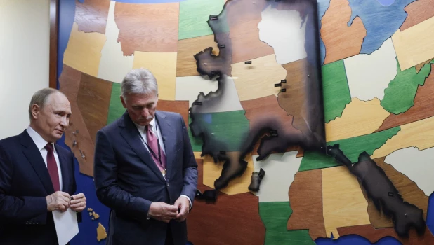 Владимир Путин и Дмитрий Песков на Аляске.