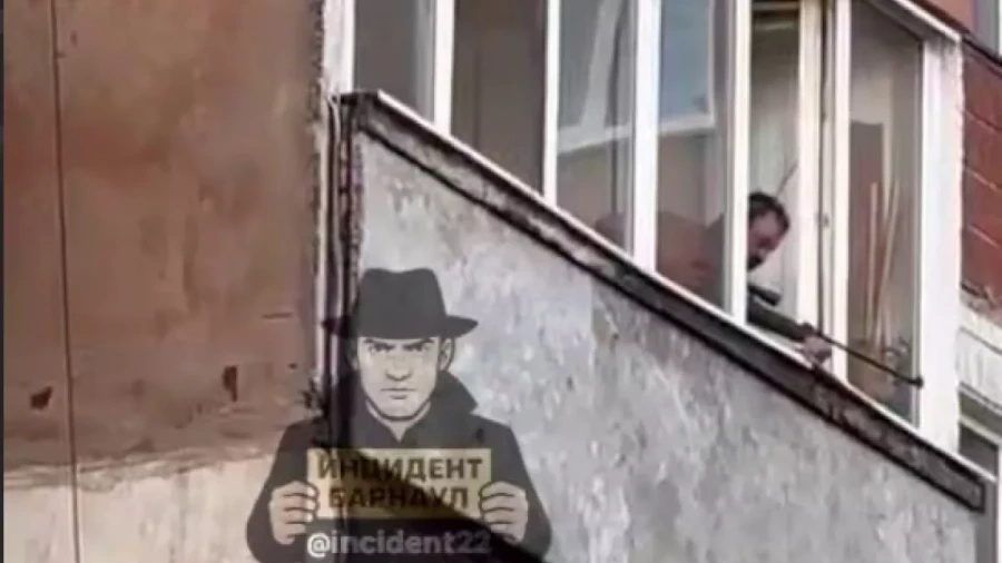 Барнаульцы заметили мужчину с оружием в окне многоэтажки