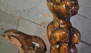 Деревянная скульптура кота.