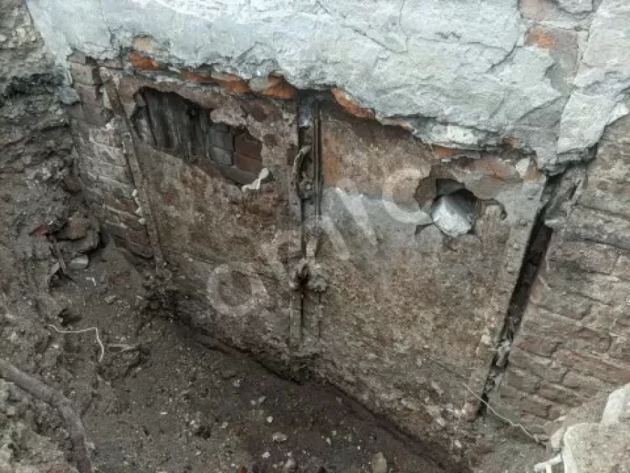 Таинственные старинные двери под тротуаром 
