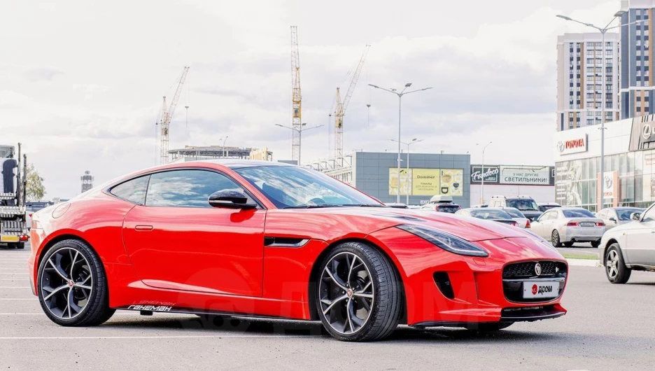 В Барнауле продают самую яркую машину, которую вы могли видеть.