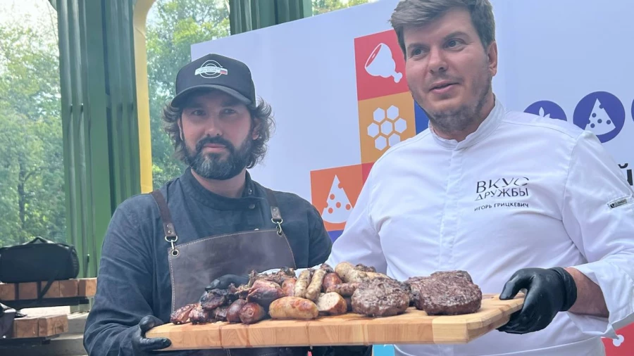 Шеф-повар Андрей Мытник (слева) и бренд-шеф Игорь Грицкевич (справа). Подготовка к фестивалю «Алтайские бренды» 2025 года.