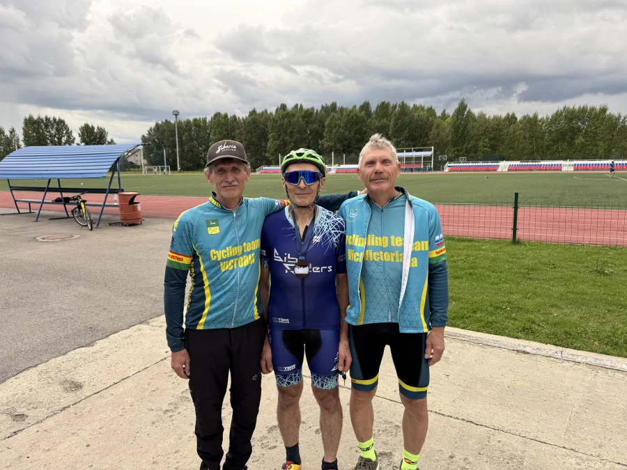 Возрастные спортсмены-участники велогонки «Таежная трасса»