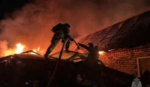 Спасатели тушат пожар в частном доме 