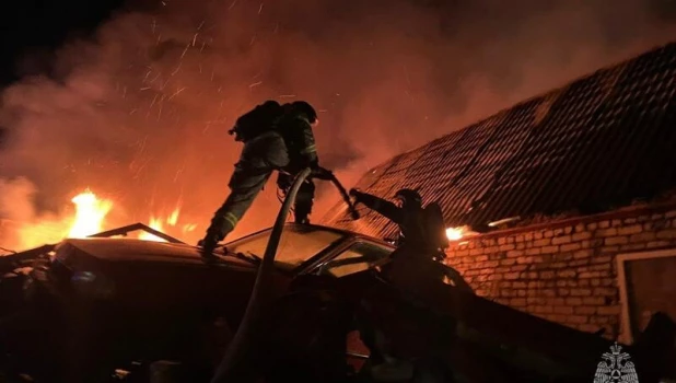 Спасатели тушат пожар в частном доме 