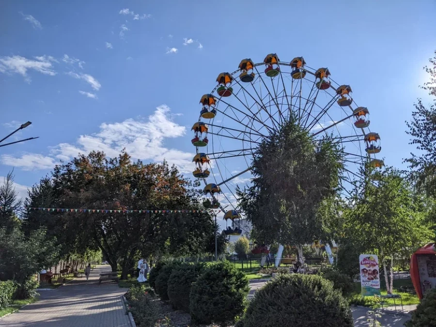 Работающее колесо обозрения в «Арлекино»