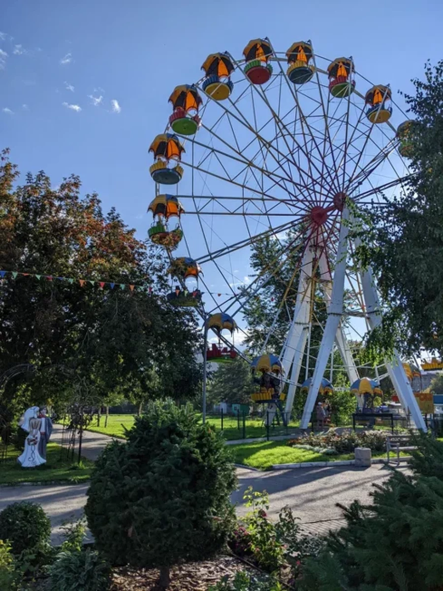 Работающее колесо обозрения в «Арлекино»