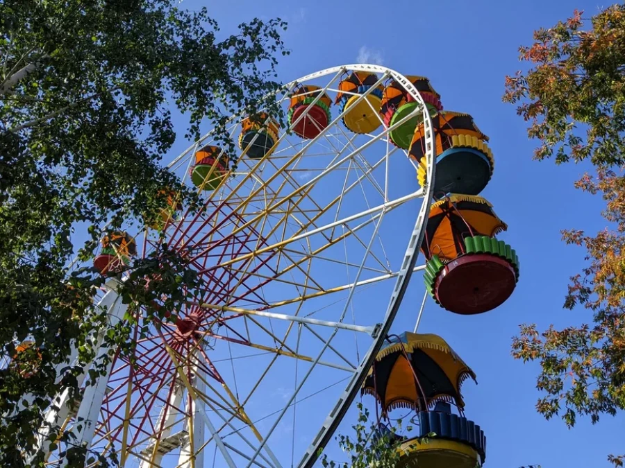 Работающее колесо обозрения в «Арлекино»