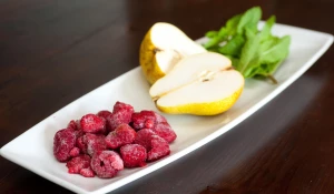 Еда в ресторанах. Малина, груша. 