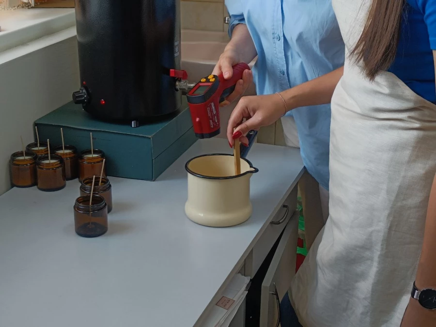 Процесс заливки свечей