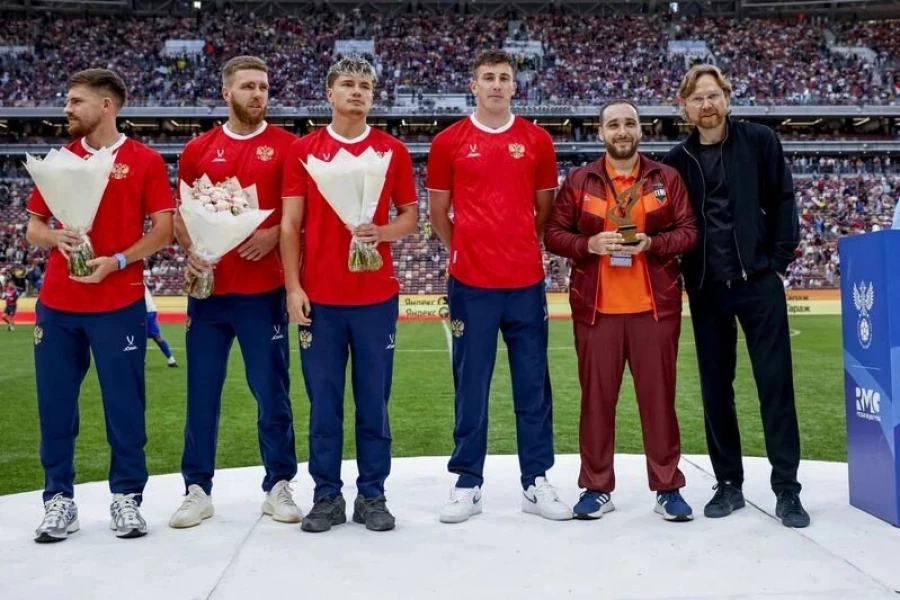 Михаил Меламед (второй справа) на вручении награды «Лучший любительский клуб России» от РФС в «Лужниках»