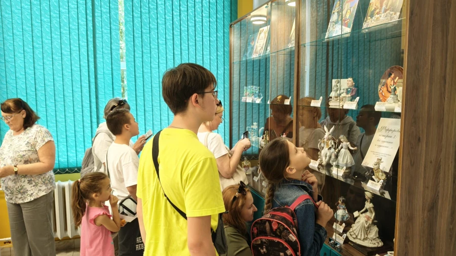 Некоторые дети уже восхитились фигурками на выставке 