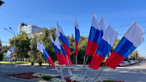 Украшенный Барнаул ко Дню государственного флага России