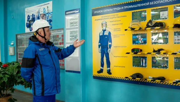 Стенды по безопасности труда структурных подразделений компании Алтай-Кокс.