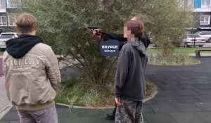 Юные преступники пробуют стрелять из пневматического оружия 