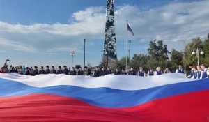 В Нагорном парке в День российского флага развернули огромный триколор.