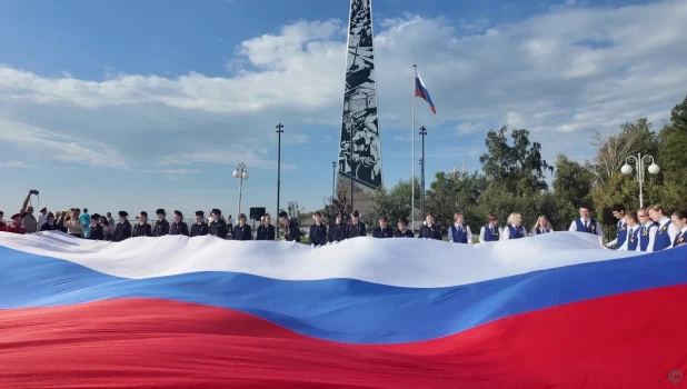 В Нагорном парке в День российского флага развернули огромный триколор.