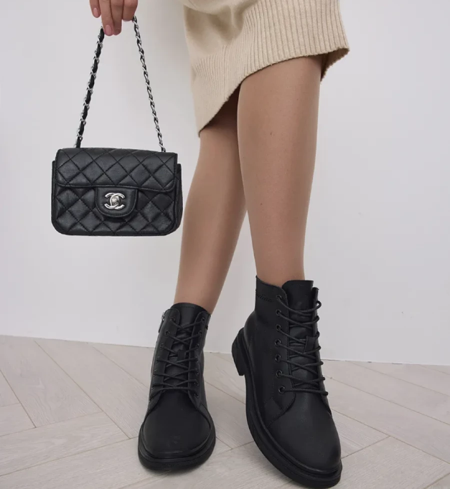 Осенние ботинки на плоской подошве.