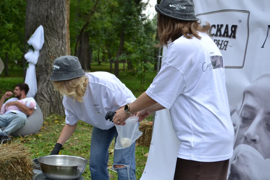 «Алтайские бренды» развлекают и кормят своих гостей 