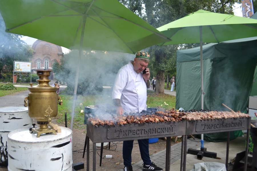 «Алтайские бренды» развлекают и кормят своих гостей 