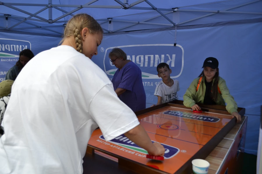 «Алтайские бренды» развлекают и кормят своих гостей 