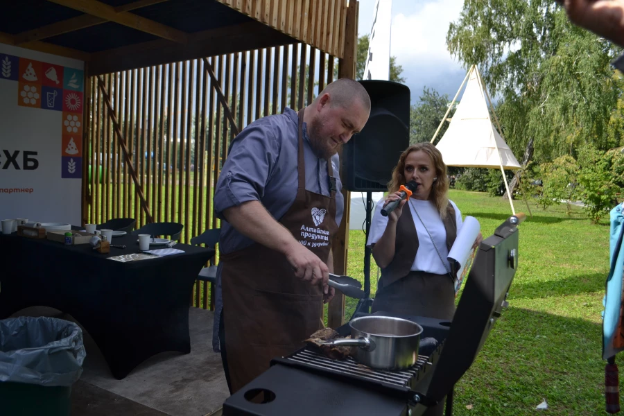 «Алтайские бренды» развлекают и кормят своих гостей 