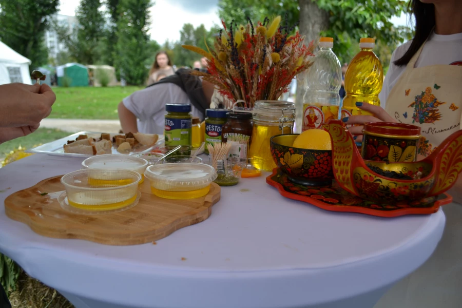 «Алтайские бренды» развлекают и кормят своих гостей 