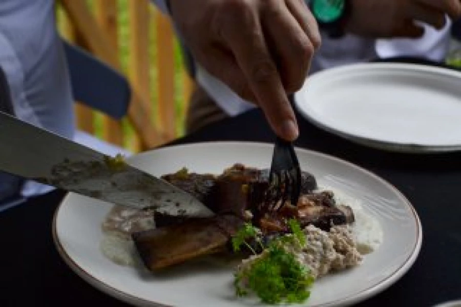 «Алтайские бренды» развлекают и кормят своих гостей 