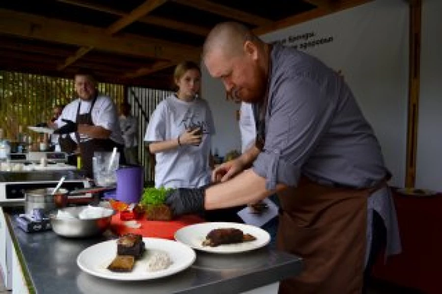 «Алтайские бренды» развлекают и кормят своих гостей 