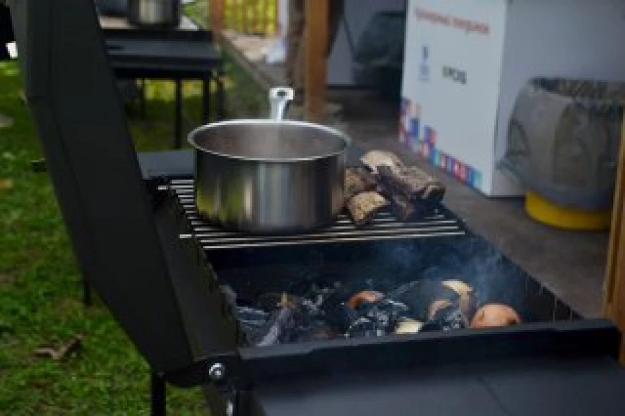 «Алтайские бренды» развлекают и кормят своих гостей 