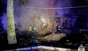 Пожар в 1000 квадратных метров на турбазе в Горном Алтае 