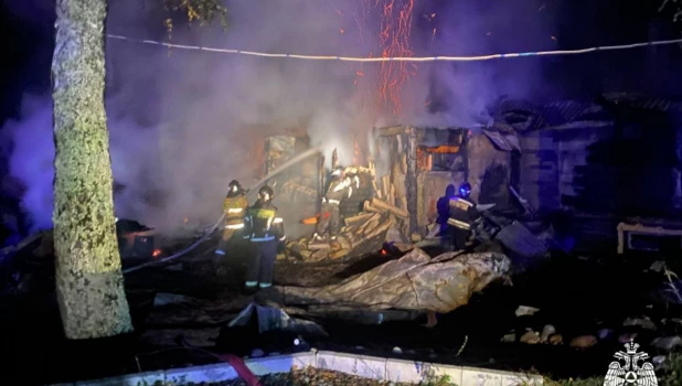 Пожар в 1000 квадратных метров на турбазе в Горном Алтае 