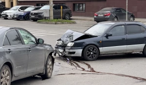 В центре Барнаула при столкновении двух легковушек пострадал человек.